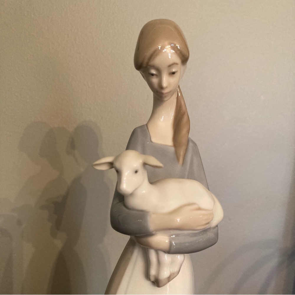 Lladro Girl With Lamb figurine - Picture 3 of 8